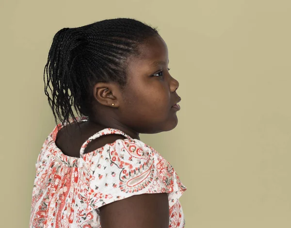 Menina com tranças olhando para longe — Fotografia de Stock