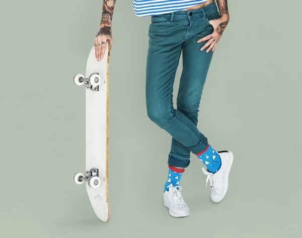 Femme hoding skateboard — Photo