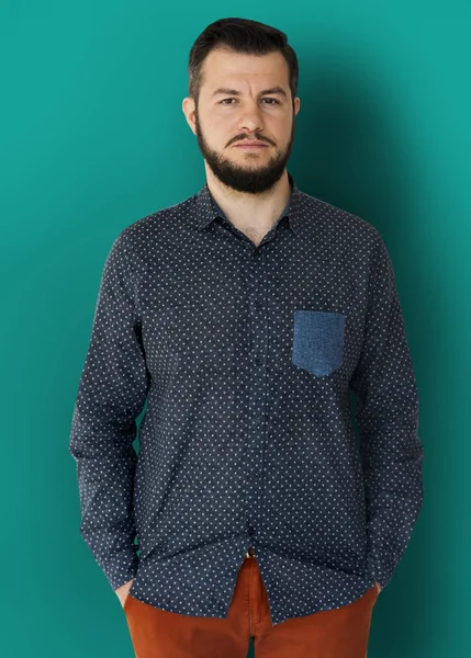 Hombre barbudo en ropa casual — Foto de Stock