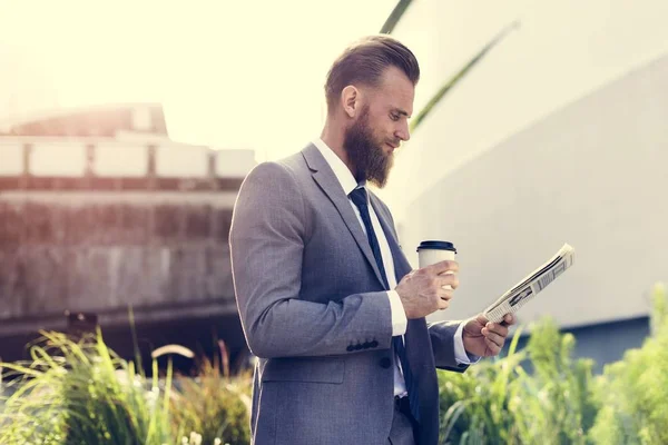 Uomo d'affari che legge il giornale — Foto Stock