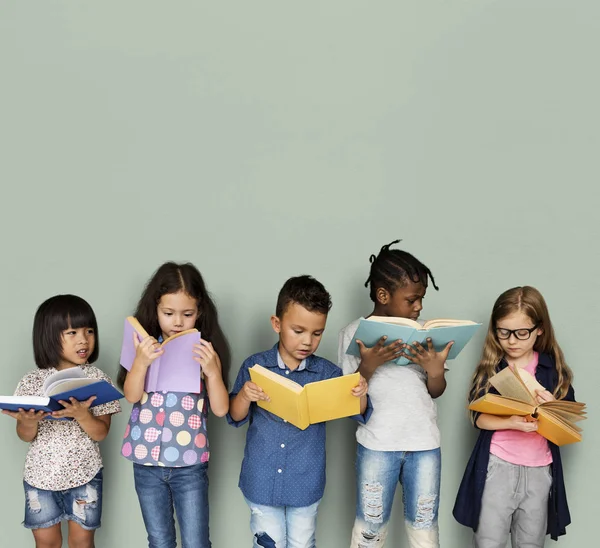 Niños leyendo libros — Foto de Stock