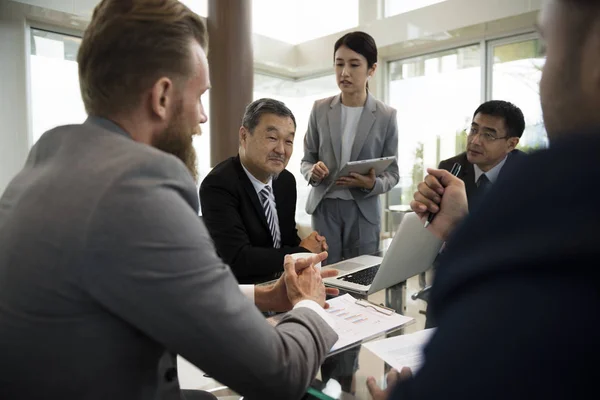 Gente de negocios haciendo una lluvia de ideas en la mesa — Foto de Stock