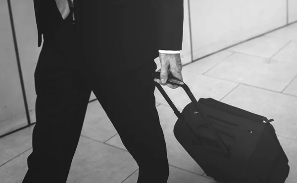Homme d'affaires marchant avec des bagages — Photo