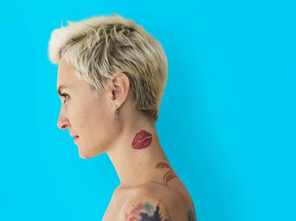 Donna bionda tatuata senza maglietta — Foto Stock