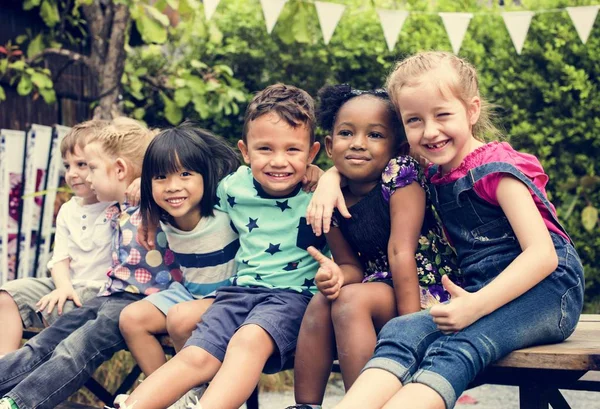 Kinder sitzen zusammen — Stockfoto