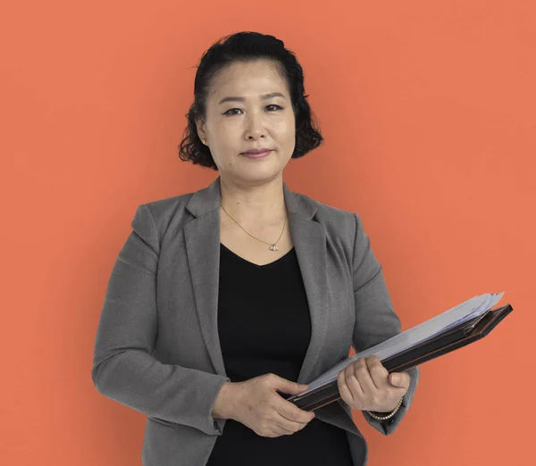 Азиатская деловая женщина с документами — стоковое фото