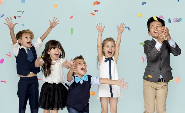 Kinderen vieren met confetti — Stockfoto