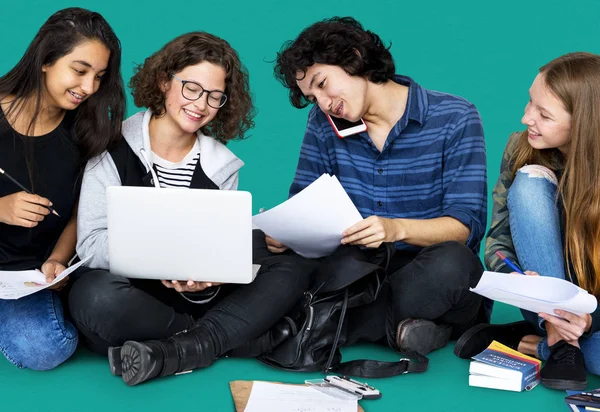 Estudiantes usando el ordenador portátil — Foto de Stock