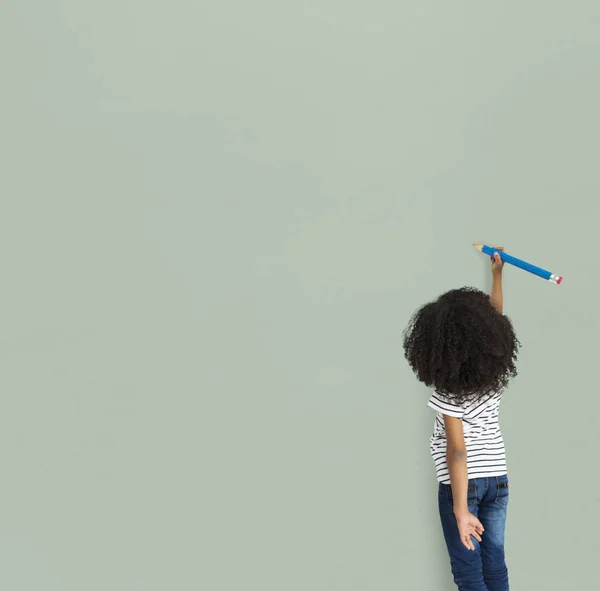 空白の壁に描いている女の子 — ストック写真