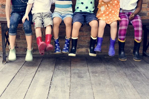 Enfants en bottes en caoutchouc coloré — Photo