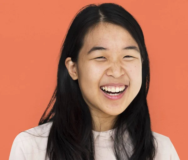 Азиатская девочка смеется — стоковое фото
