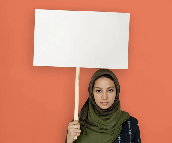 Muslimische Frau im Studio — Stockfoto