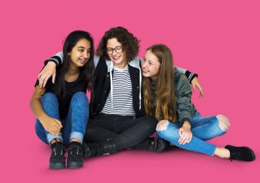 Katta birlikte oturan arkadaşlar