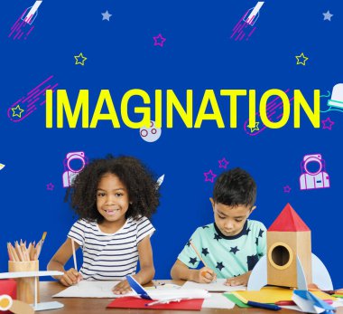 Küçük çocuklar masada çizim 