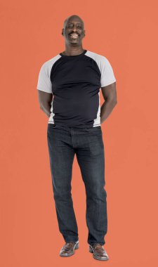 Gülümseyen Afrikalı Amerikalı adam