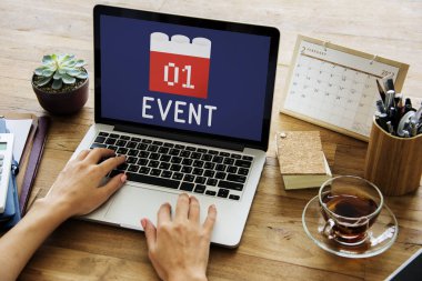 dizüstü bilgisayarda çalışan insan 