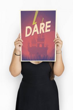 Kadın afişini tutar