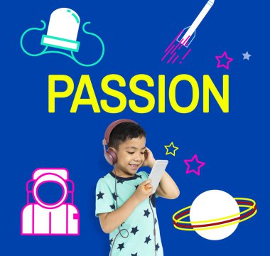 Küçük çocuk Smartphone kulaklık kullanarak