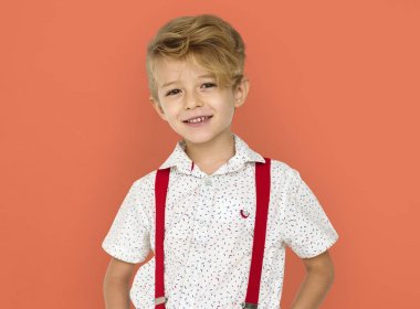  stüdyoda boy gülümseyerek