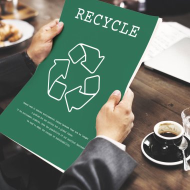 kağıt belge tutan işadamı