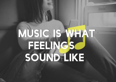 genç kadın tren müzik dinleme
