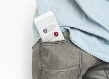 erkek kot pantolon cebinde Smartphone