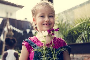 Kız bahçede serbest zaman harcama