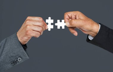 puzzle parçaları tutan eller