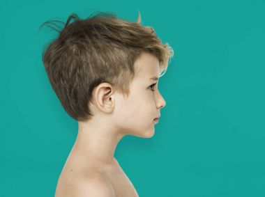 Çıplak göğüs ile küçük çocuk