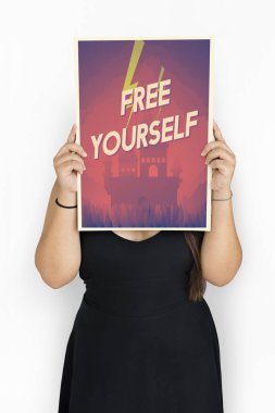 Kadın afişini tutar