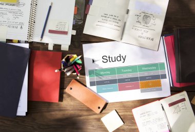 Çalışma alanı ile defter ve kitaplar 
