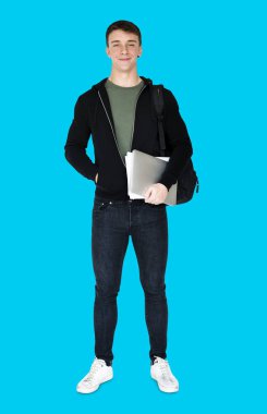 Dizüstü bilgisayar tutan adam