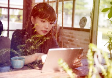 dijital tablet kullanan kadın 