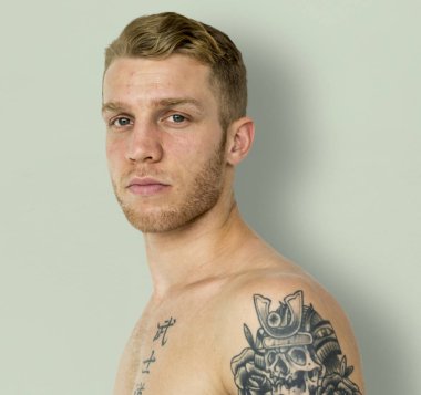 Gömleksiz dövmeli adam