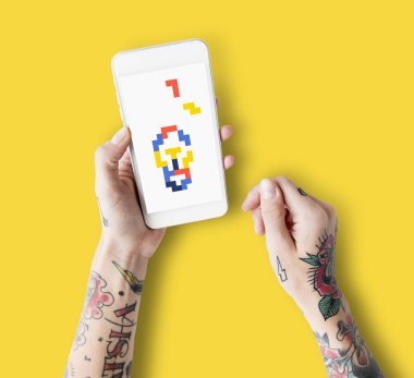 Akıllı telefon kullanan dövmeli kişi.