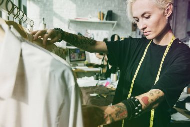 Yaratıcı stilist giysiler seçmek