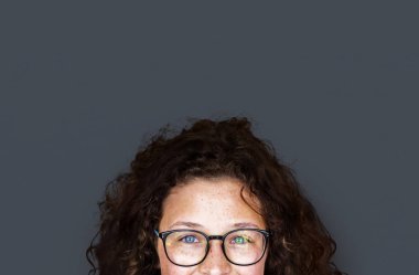  üniformalı gülümseyen kız öğrenci