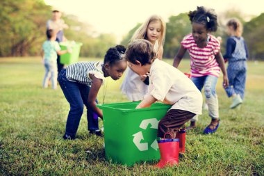 plastik şişe toplama çocuklar
