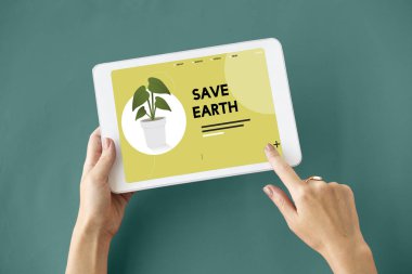 kişi holding dijital tablet