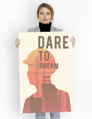 İş kadını afişini tutar 