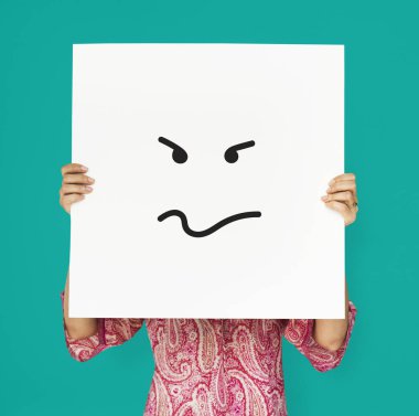 Beyaz afişini suratla kapsayan kişi 