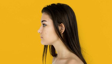 beyaz kadın gömleksiz