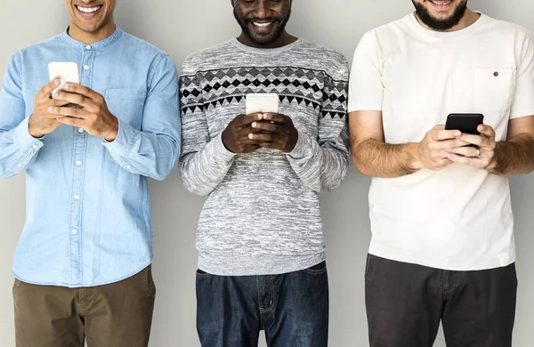 Τρεις άνδρες που χρησιμοποιούν κινητά τηλέφωνα — Φωτογραφία Αρχείου