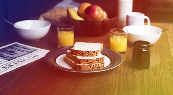 Кухонный стол с завтраком — стоковое фото