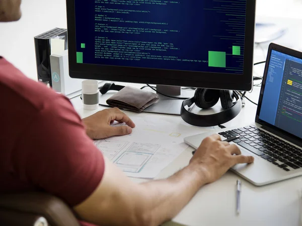 Hombre usando el ordenador portátil en la mesa del lugar de trabajo — Foto de Stock