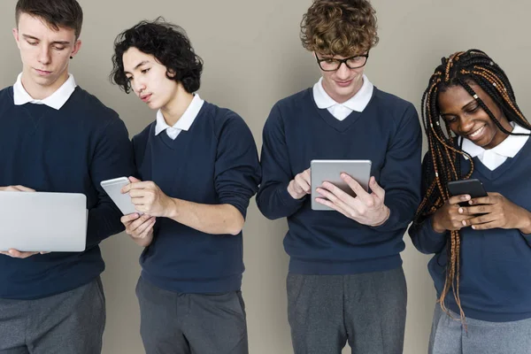 Schüler nutzen digitale Geräte — Stockfoto