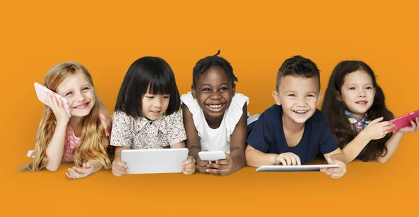Kinder nutzen digitale Geräte — Stockfoto