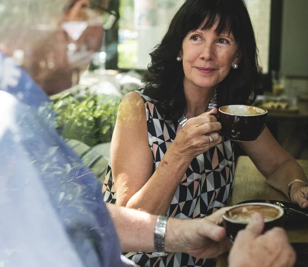 Pareja disfrutando del café juntos —  Fotos de Stock