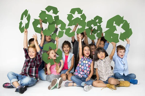 Gyerekek gazdaság recycle jel — Stock Fotó
