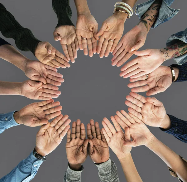 Personas unidas en circulo | Grupo de personas con las manos en círculo